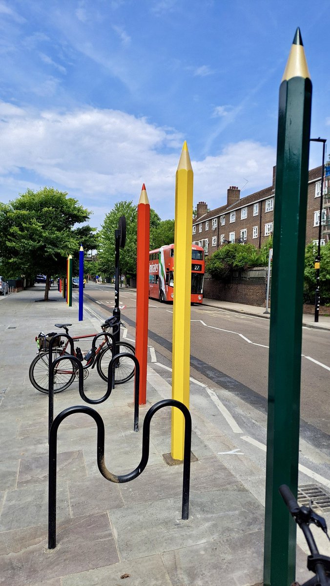 WorldBollard's tweet image. These supersized pencil bollards will brighten your entire year.
#WorldBollardAssociation
📸@camdencyclists