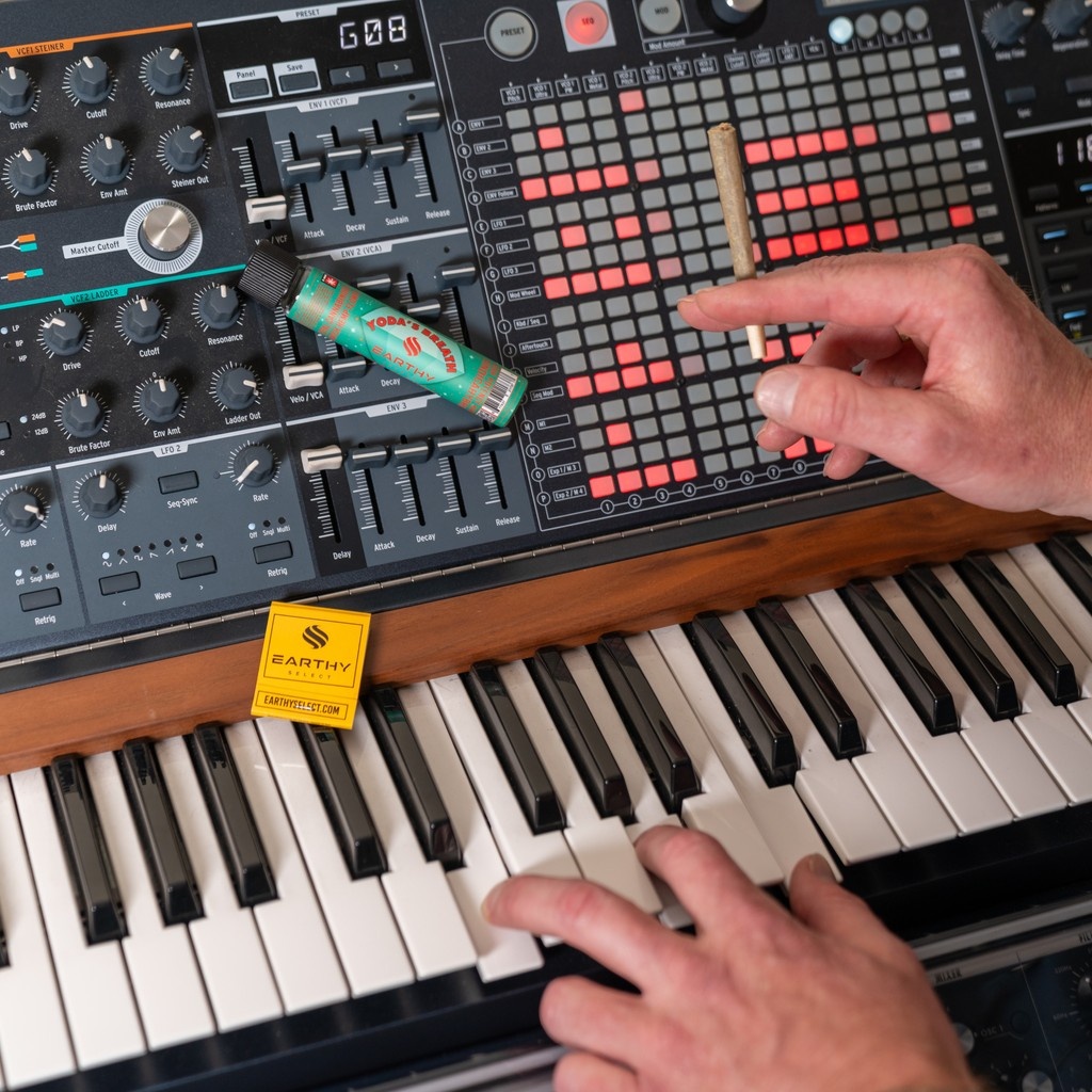 EarthySelect's tweet image. 🎹 No rolling, just rhythm.

🎶 These Pre-Rolls come packed, sealed, and ready to spark so you can stay in the groove. Each one’s filled with rich, terpene-loaded Flower for full flavor and potent effects—perfect for those synth-fueled sessions with the crew.