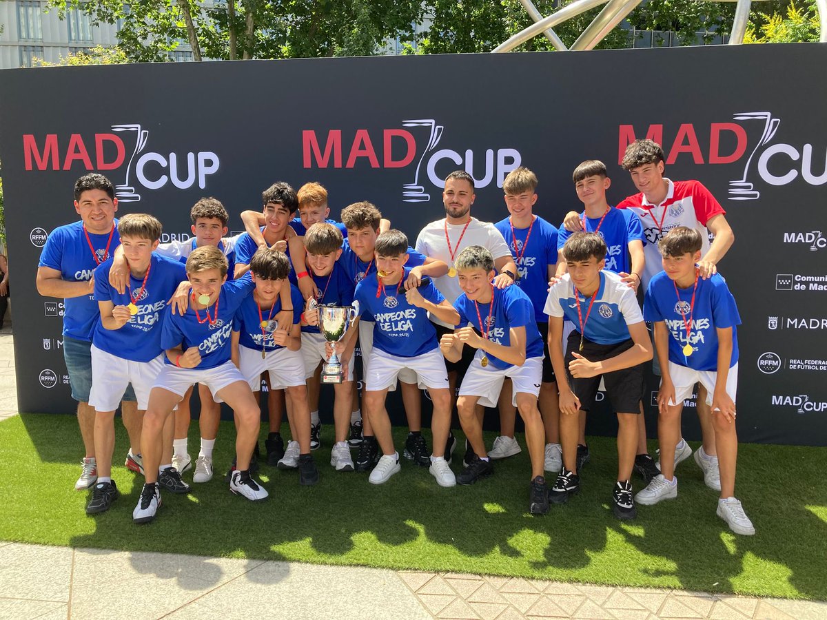 xarco_chavez's tweet photo. Hoy toca despedirse de la temporada del INF A @CDVicalvaro y que mejor que levantando la copa de campeones de liga! Ha sido un placer haber formado parte de este gran equipo!he disfrutado mucho esta temporada, muchas gracias a mi cuerpo técnico y al club! #vamosVical https://t.co/3WF4JgY7Gs