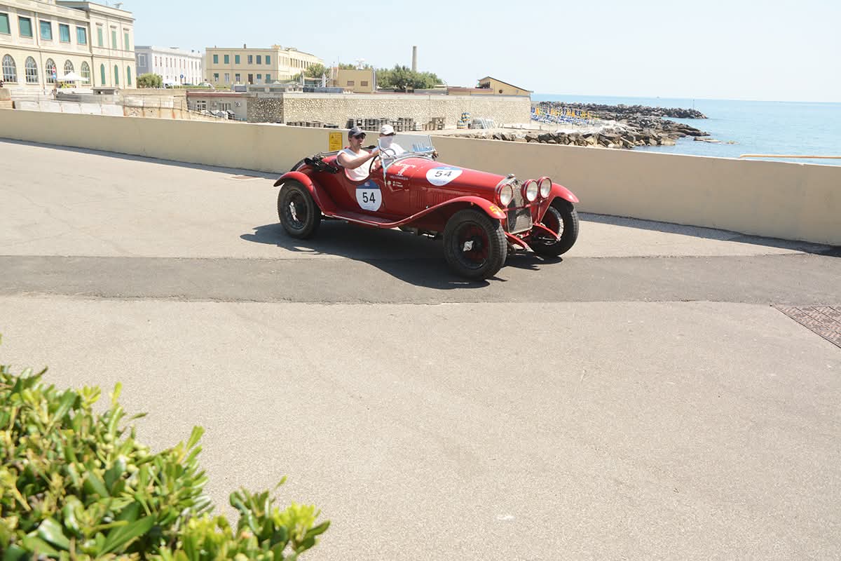 AutoRace tweet media