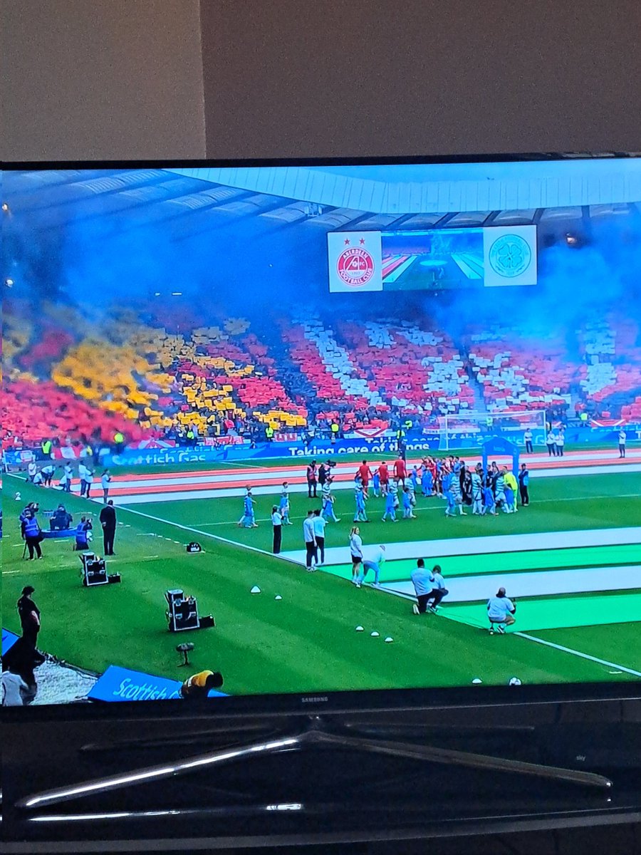 CraigDons32's tweet image. TV is shite the night so why not watch the cup final for the 500th time 🤣 🔴⚪️