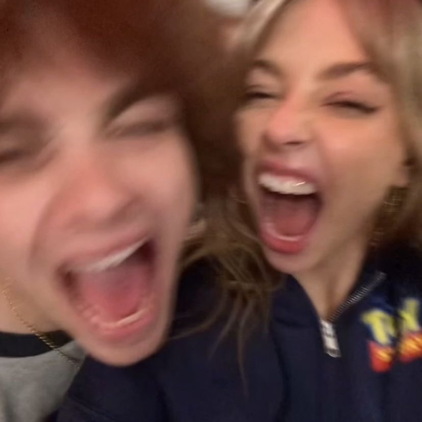 FELIZ ANIVERSÁRIO PRA MELHOR PESSOA DO MUNDO!! EU TE ADORO, VOCÊ É TÃO INCRÍVEL, aproveita muito seu dia!