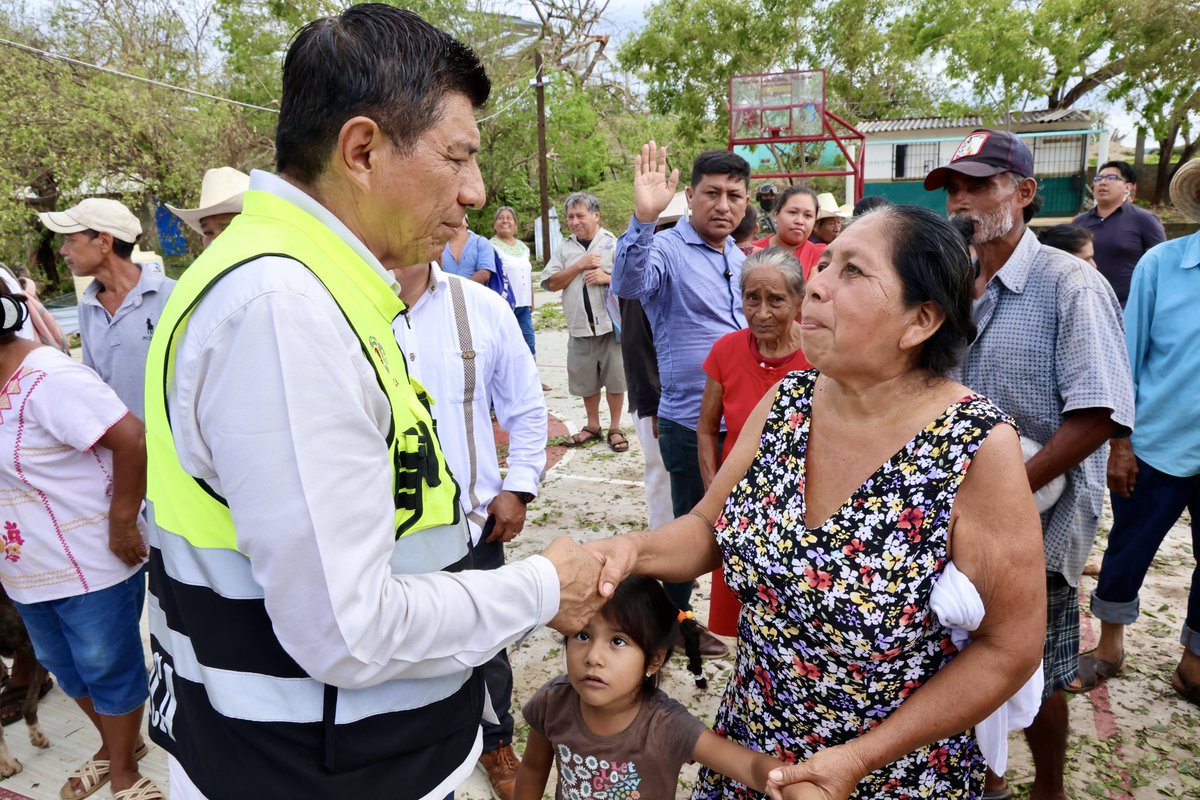 Continuamos nuestro recorrido por las comunidades de Pinotepa Nacional y venimos a El Añil, para constatar las afectaciones que dejó el huracán Erick y brindar apoyo a nuestras hermanas y hermanos de la Costa.

Estamos recorriendo la región por tierra, atendiendo de manera