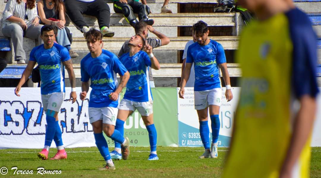 Javi7asen's tweet photo. Gracias directiva ..afición..compañeros ..me habéis hecho sentir como en casa @CDZafra ...suerte para esta temporada..a sido un orgullo jugar para este club🤍💙 https://t.co/RG2xIWVuUn