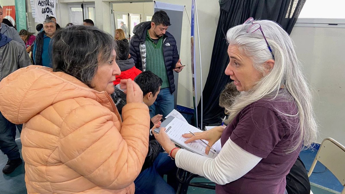 ACÁ ESTÁ EL GOBIERNO: EN EL BARRIO, CON LA GENTE

El programa CERCA está en el CET 28 del barrio Frutillar de Bariloche. Desde temprano, cientos de vecinos y vecinas se acercaron a resolver trámites, consultas y gestiones.

Registro Civil, IPPV, Tierras, SENAF, IPAP, Vacunatorio