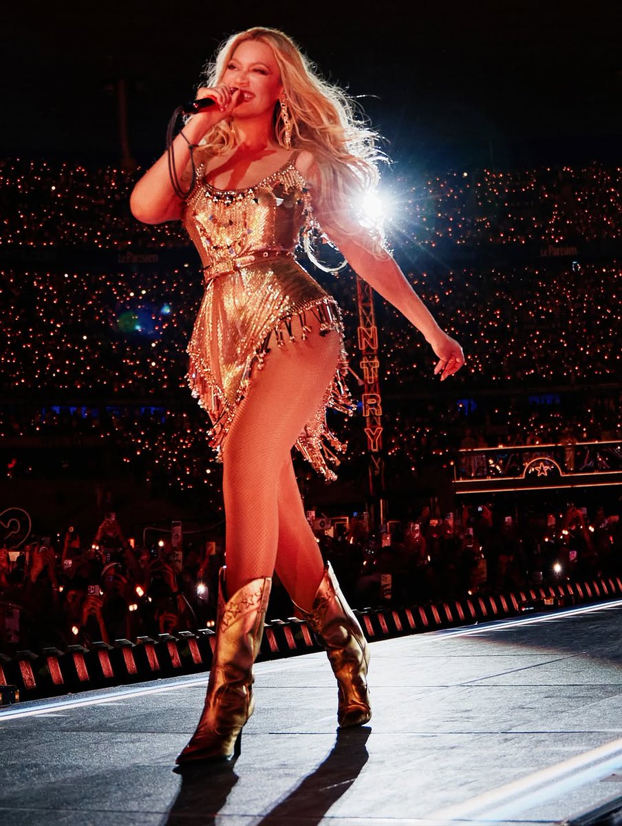 How happy Beyoncé was to introduce Miley Cyrus 💙