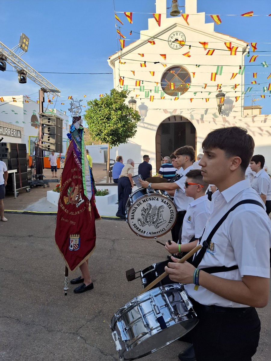 Comenzamos nuestra actuación en Polopos con el tradicional pasacalles desde la calle Sorbas hasta la Plaza de la Iglesia.

Han sonado:
-Educandos de Benejúzar (José Aparicio)
-Sorbas (Antonio Carrillos)

#SoñandoMúsica