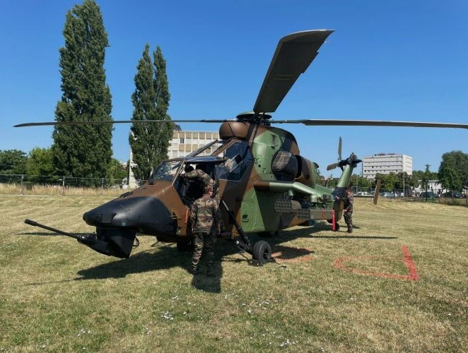 pascalbtr's tweet image. Le Parc des Expositions de Chalon sur Saône accueille la 4e édition des journées départementales des armées #JDA, avec #Tigre, #Puma et #Dauphin ! ! 👍
Pas encore trouvé de photos de la Base Pétrolière InterArmées du @energie_ops 😔
📷Le journal de Saône et Loire