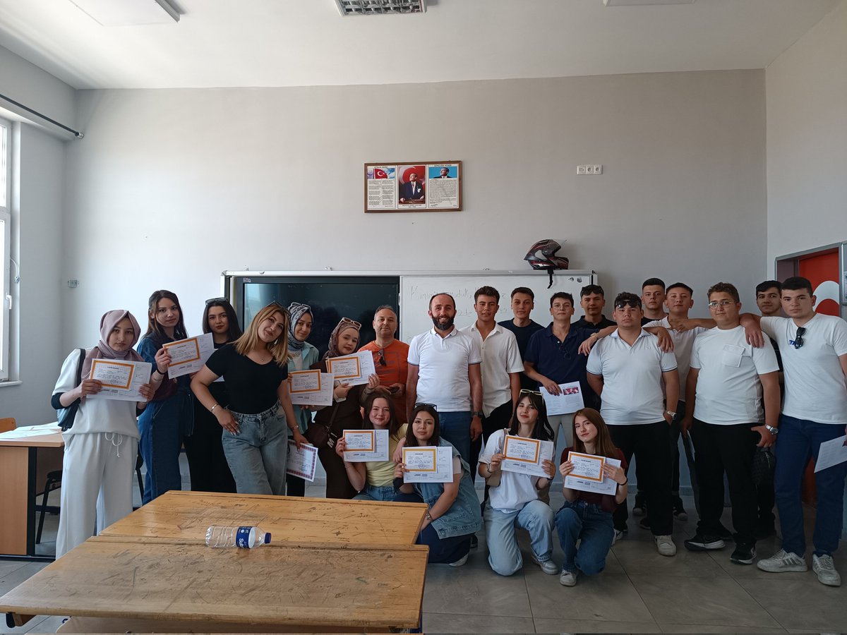 Öğrencilerimizle bir dönemin daha sonuna geldik. Emek, sabır ve başarıyla dolu bu süreci birlikte tamamlamanın gururunu yaşıyoruz. Tüm öğrencilerimize iyi tatiller diliyor, başarılarının devamını diliyoruz! 🌟📚