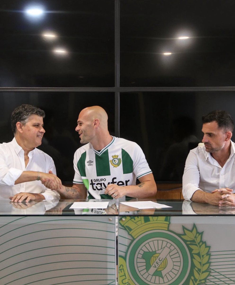 Bruninho, avançado de 35 anos, deixa o Olímpico Montijo e assina pelo Vitória FC.
Na última época, o atleta fez 27 golos em 37 jogos.