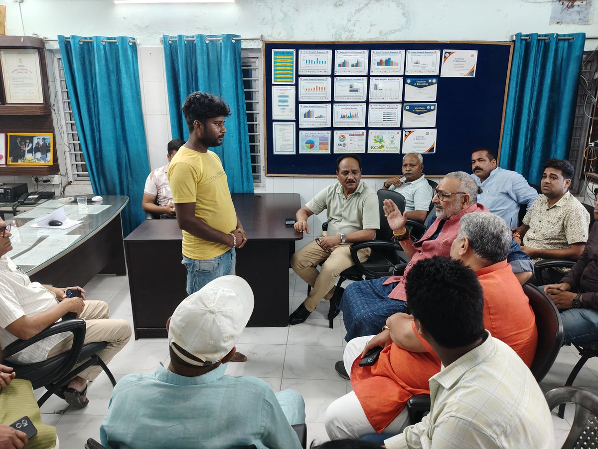 आकाशीय बिजली के घात से जिले में दो अलग क्षेत्रों में मृत्यु की दो दुःखद घटनाओं की सूचना उपरांत आज सदर अस्पताल जाकर शोकाकुल परिजनों से मुलाकात कर उनपर आई इस अप्रत्याशित विपदा में ढांढस बंधाया।