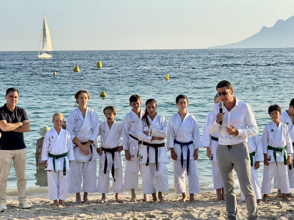 🔴 <a href="/davidlisnard/">David Lisnard</a> remet les trophées, grades et ceintures de fin d’année de l’AS Cannes Karaté, dans « le plus beau dojo du monde », à Bijou Plage, en ce premier jour d’été.