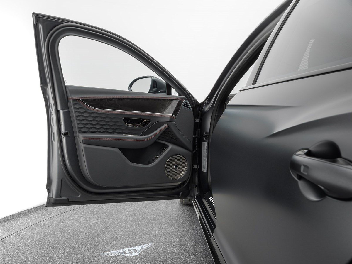 Weekend getaway car: Bentley Flying Spur Speed - V8 hybrid with 782hp and 1000nm of torque. Finished here in Satin Anthracite over Beluga leather with veneers in aluminum and carbon fiber

Naim for Bentley audio with 21 speakers for that long drive.