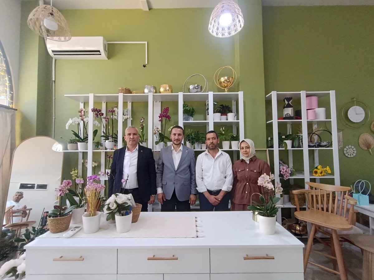 Vera Orkide &amp; Tasarım
Çiçekçilik sektöründe faaliyete başlayan İlknur Yılmaz hanımefendinin yeni işyerini ziyaret ettik.

Emek ve estetiğin buluştuğu bu güzel mekânın hayırlı ve bereketli kazançlara vesile olmasını diliyor, kendisine iş hayatında başarılar temenni ediyoruz.