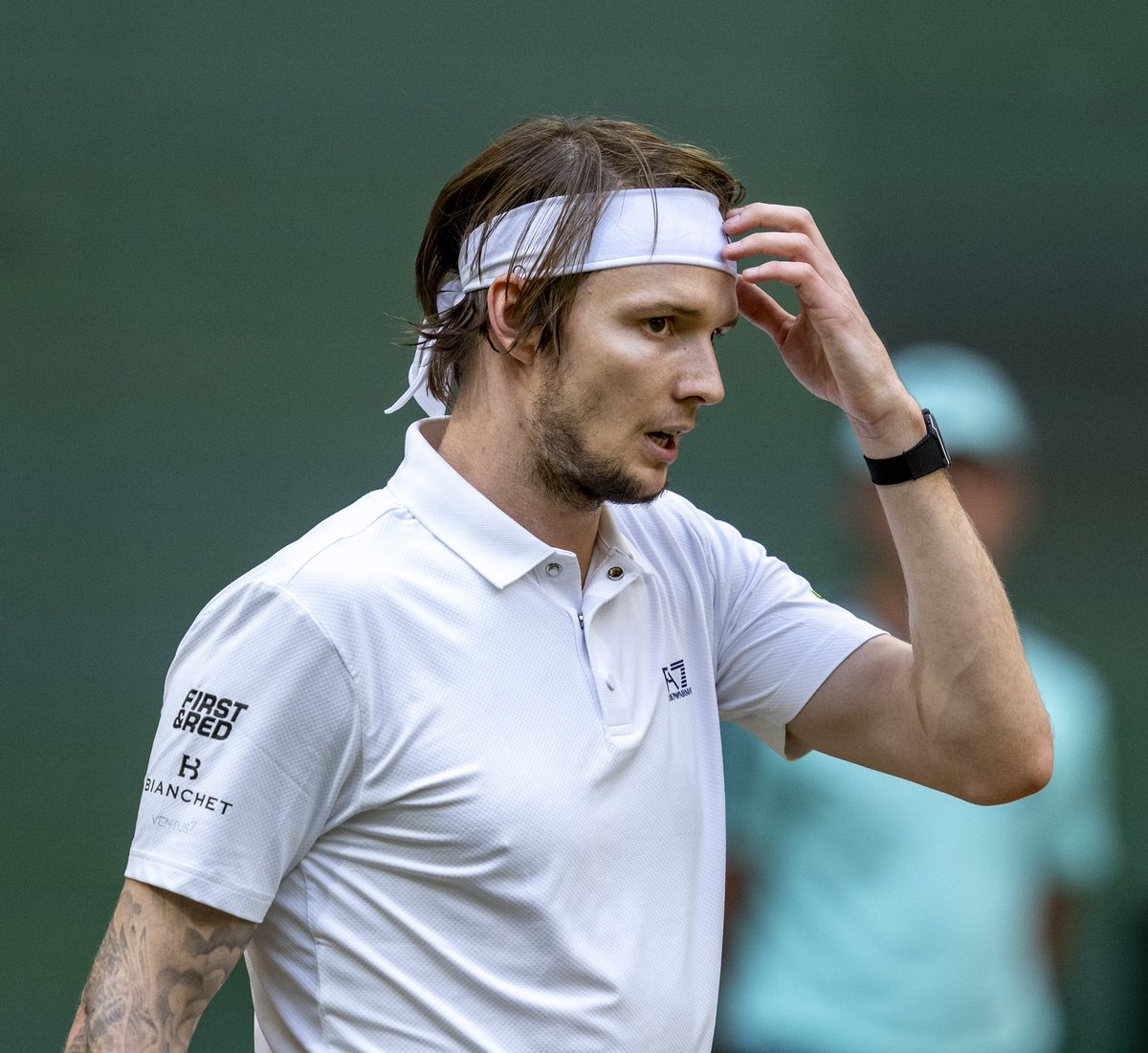BUBLIK CAN'T STOP 🔥

In the form of his life in Halle, Alexander Bublik defeats Karen Khachanov 4-6 7-6 6-4 to advance to the final on German grass

First final since Dubai 2024 🙌