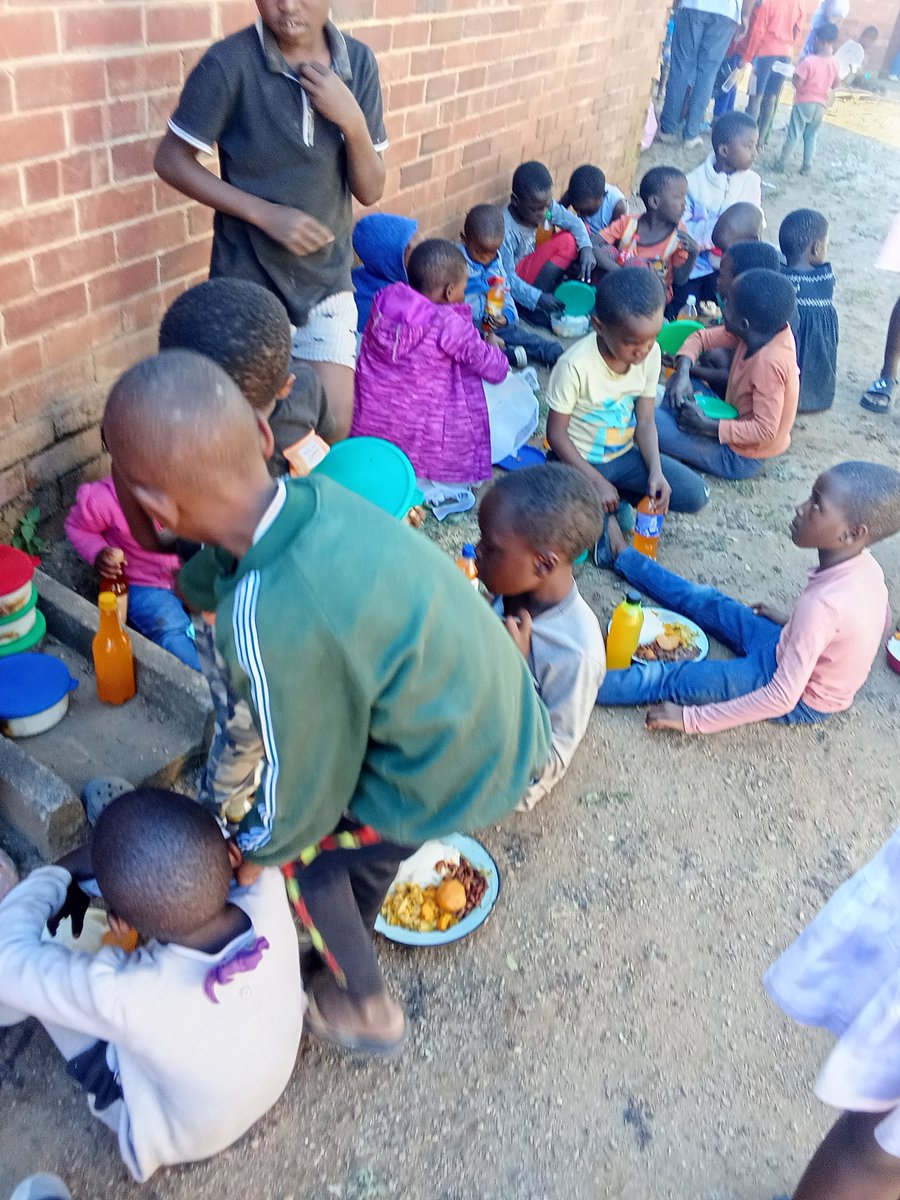 MrTsvangirayi's tweet photo. Makokoba Saturday Soup Kitchen 
Kids fed✅

#soupkitchen https://t.co/lrorbV9WBK