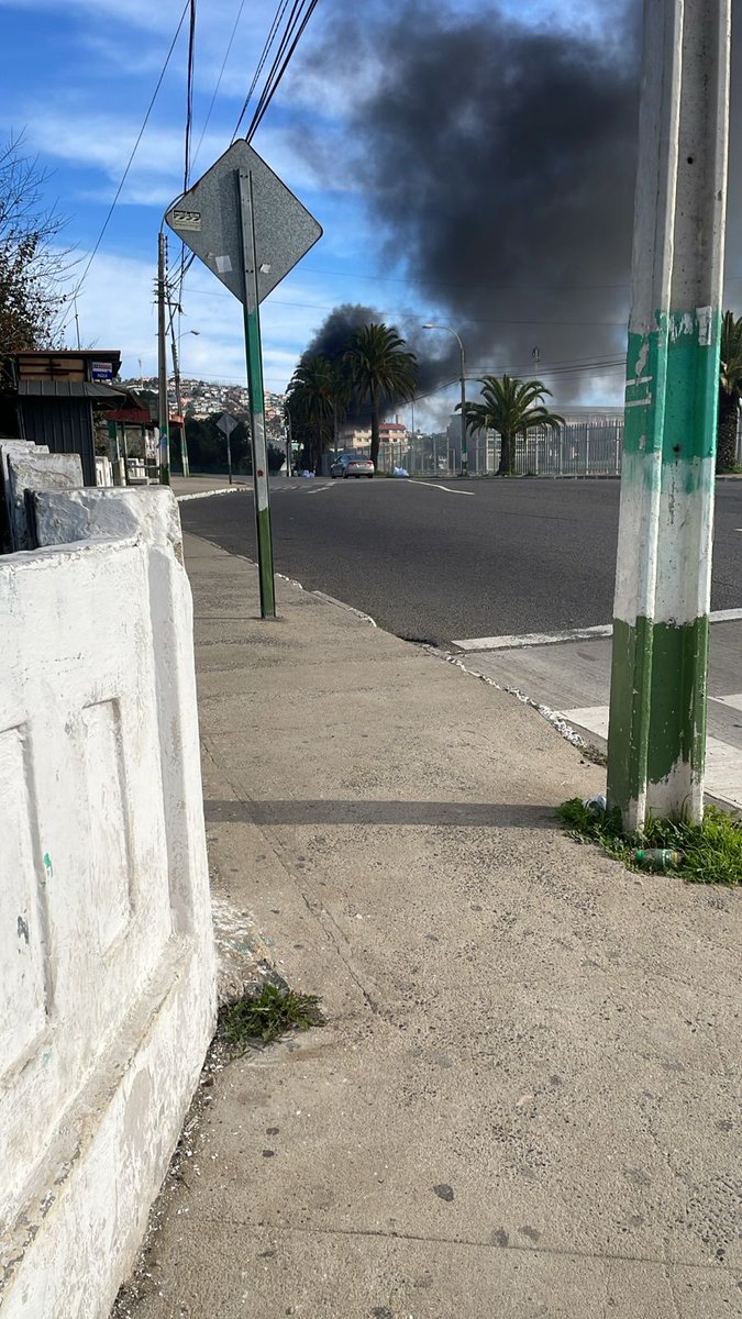 #VALPARAÍSO #PLAYAANCHA

AHORA| Bomberos Valparaíso trabajan en Incendio Vehicular Mayor en Av El Parque con Av Gran Bretaña, se quema microbus completamente.