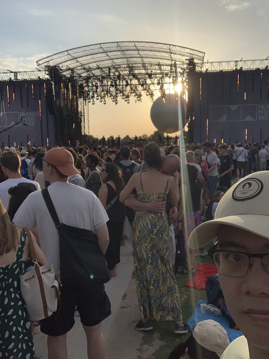 Bah prêt pour un concert sympa en plein Paris ! Et en plus on retrouve le vasque Olympique ! 
#FeteDeLaMusique2025 #FranceMusicWeek