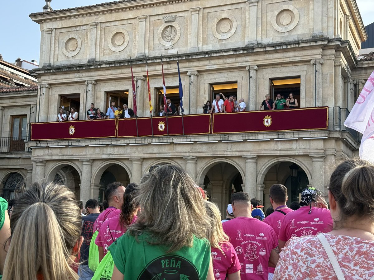 Cultural y Deportiva Leonesa (@cydleonesa) on Twitter photo 🎉 ¡Qué tremendo honor!
Hoy hemos sido los pregoneros de las Fiestas de San Juan y San Pedro 2025
Gracias al <a href="/LeonAyto/">Ayuntamiento de León</a> por su elección y a todos los leoneses que nos han acompañado esta tarde en San Marcelo
#AúpaCultu 🎉 ¡Qué tremendo honor!
Hoy hemos sido los pregoneros de las Fiestas de San Juan y San Pedro 2025
Gracias al <a href="/LeonAyto/">Ayuntamiento de León</a> por su elección y a todos los leoneses que nos han acompañado esta tarde en San Marcelo
#AúpaCultu