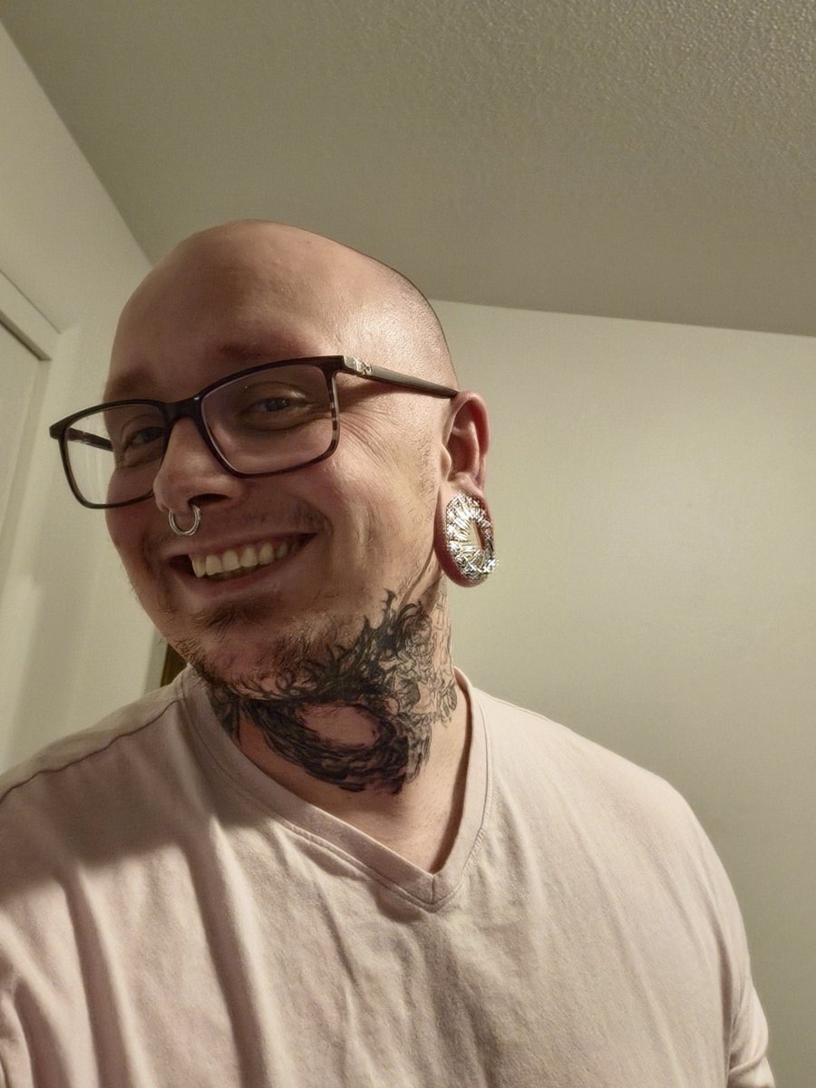 YUBULLYMEEE's tweet photo. New plugs 
8K White Gold King of the Desert l Ear🤘
#akak #40mm #Gauges #Plugs #earrings https://t.co/6f4G9KvZBe