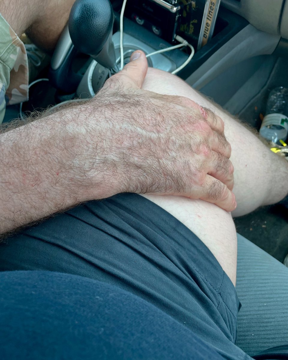 Love my bf's big hairy hands gripping my squishy thighs 🥰