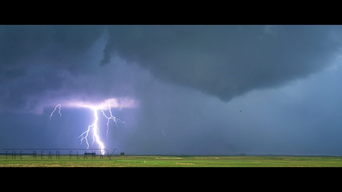 CRyanMauk's tweet image. Here's some of my favorite screengrabs from my film of the #tornadoes from 6-19/20-2025 youtu.be/4KtNwTaFLxQ?si…