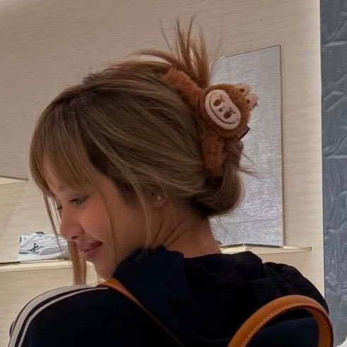 This is a present from lilies 🥹 she loves fans so so much

#LISA