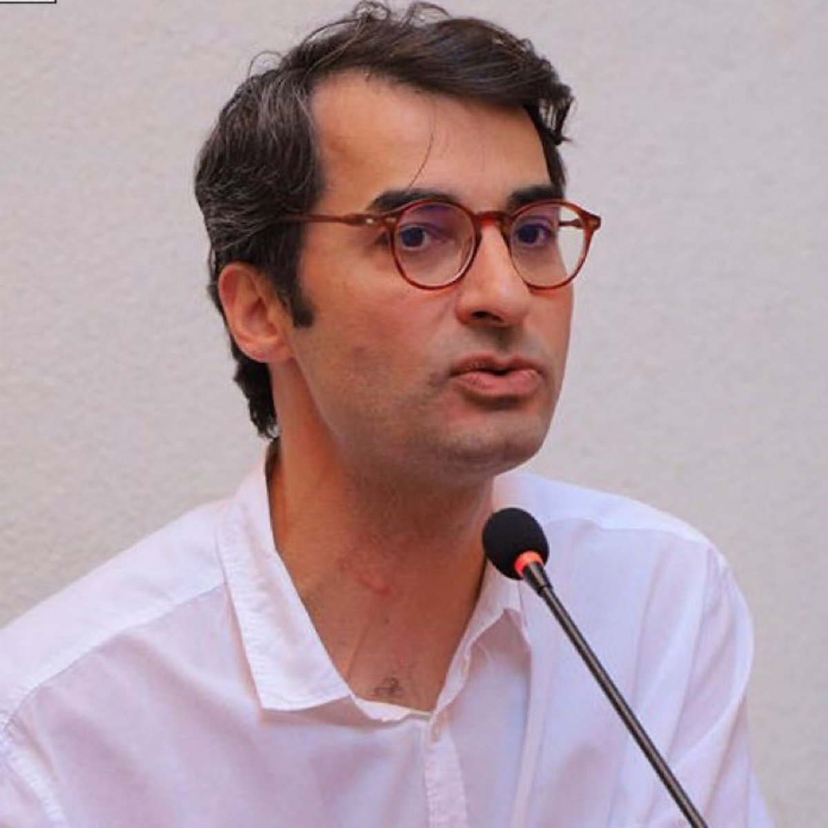 Barış Terkoğlu: 

“Fatih Altaylı, sabah Cumhurbaşkanlığı görevlisi tarafından açıkça tehdit ediliyor.

Akşam, Cumhurbaşkanını tehditten gözaltına alınıyor.

Oldu olacak soruşturmalar Saray’da yapılsın, mahkemeler Saray’da görülsün!”