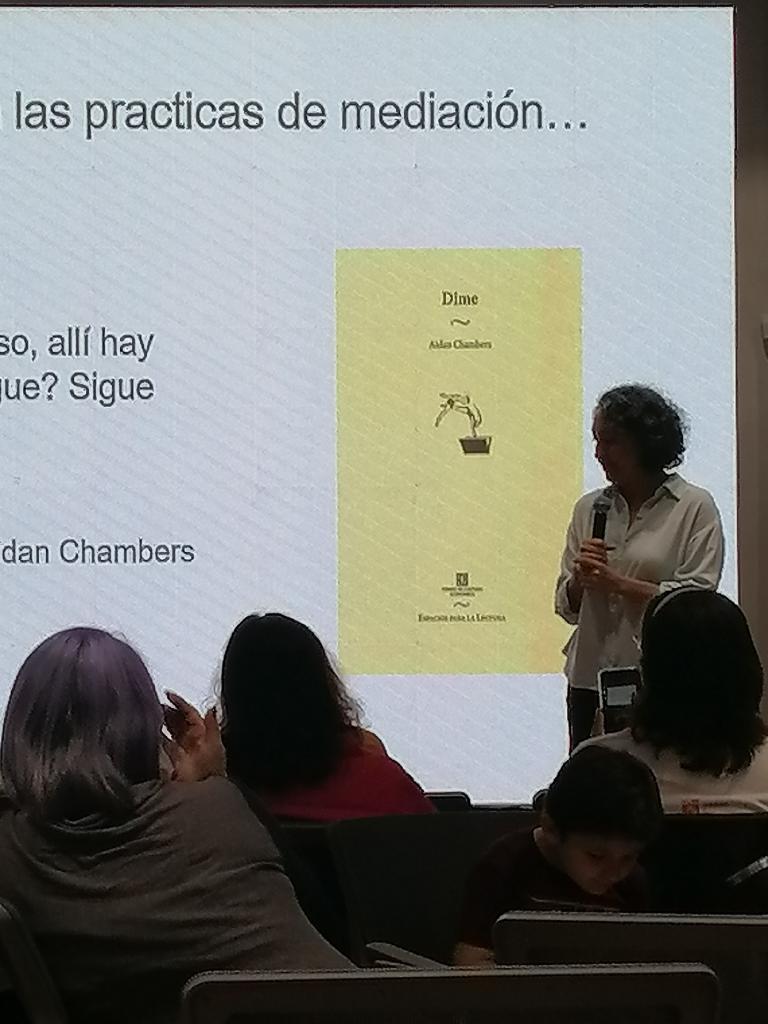 La mediación lectora es : leer y conversar.