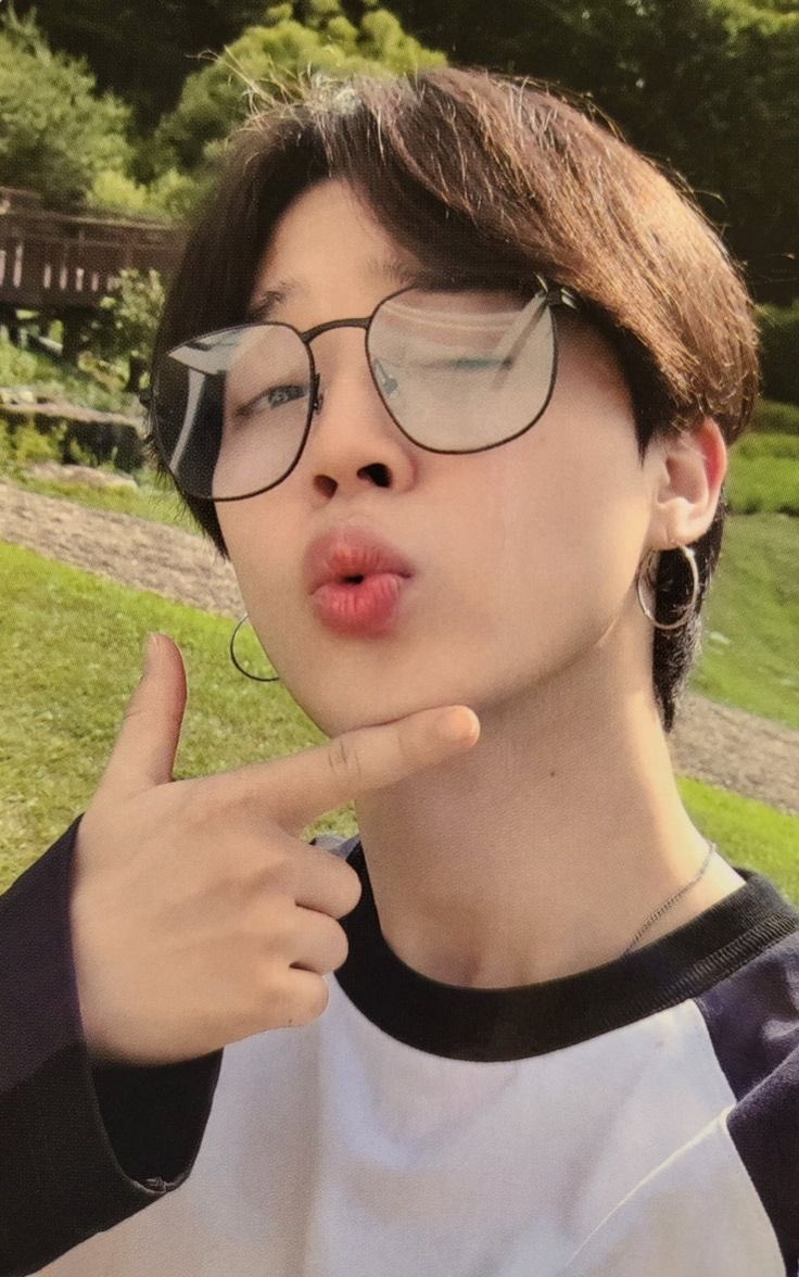 am i trippin or was jimin one of the ref for the photocards?$?!