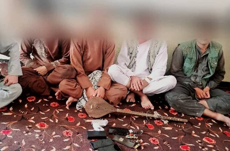 طالبانو په تخار کې پنځه کسان د موسیقۍ غږولو په تور نیولي

8am.media/ps/taliban-arr…
