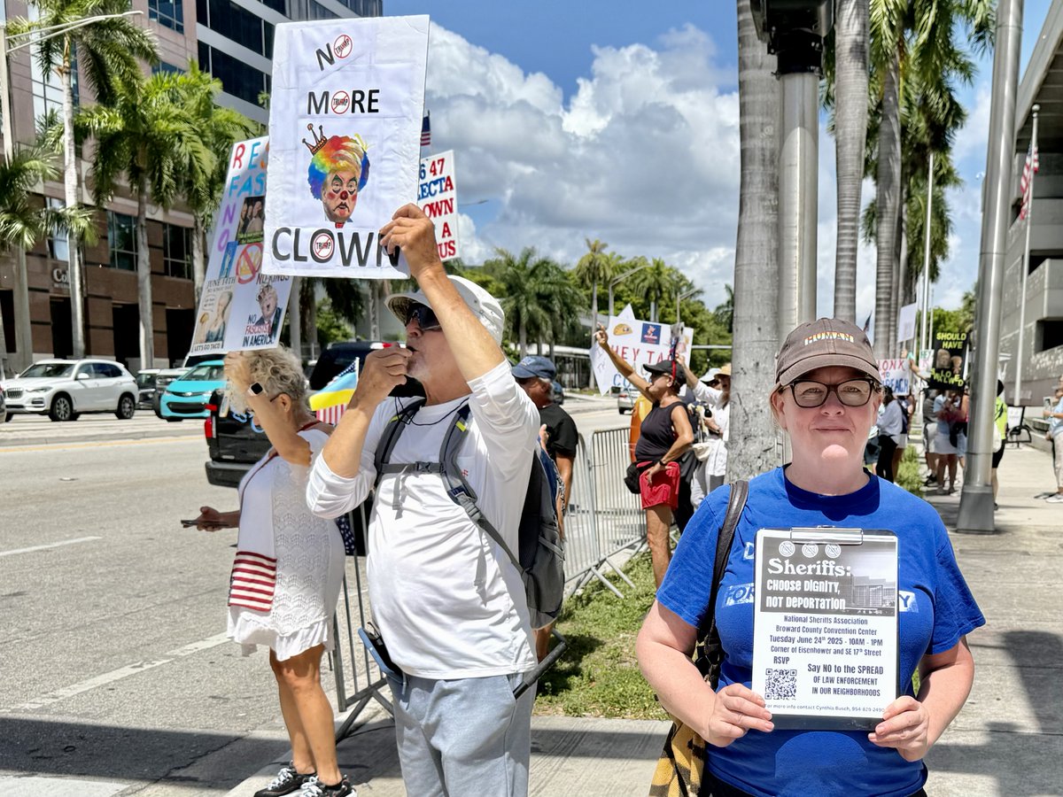 RichPickleball's tweet photo. #KickOutTheClowns
Protest today in Ft. Lauderdale.
#StopTheCircus
#GOPClownShow
#IndivisibleHopeAndAction
#HandsOffMedicare #HandsOffSocialSecurity
#NoKings #NoKingsFlorida https://t.co/IvwVMym8Pz