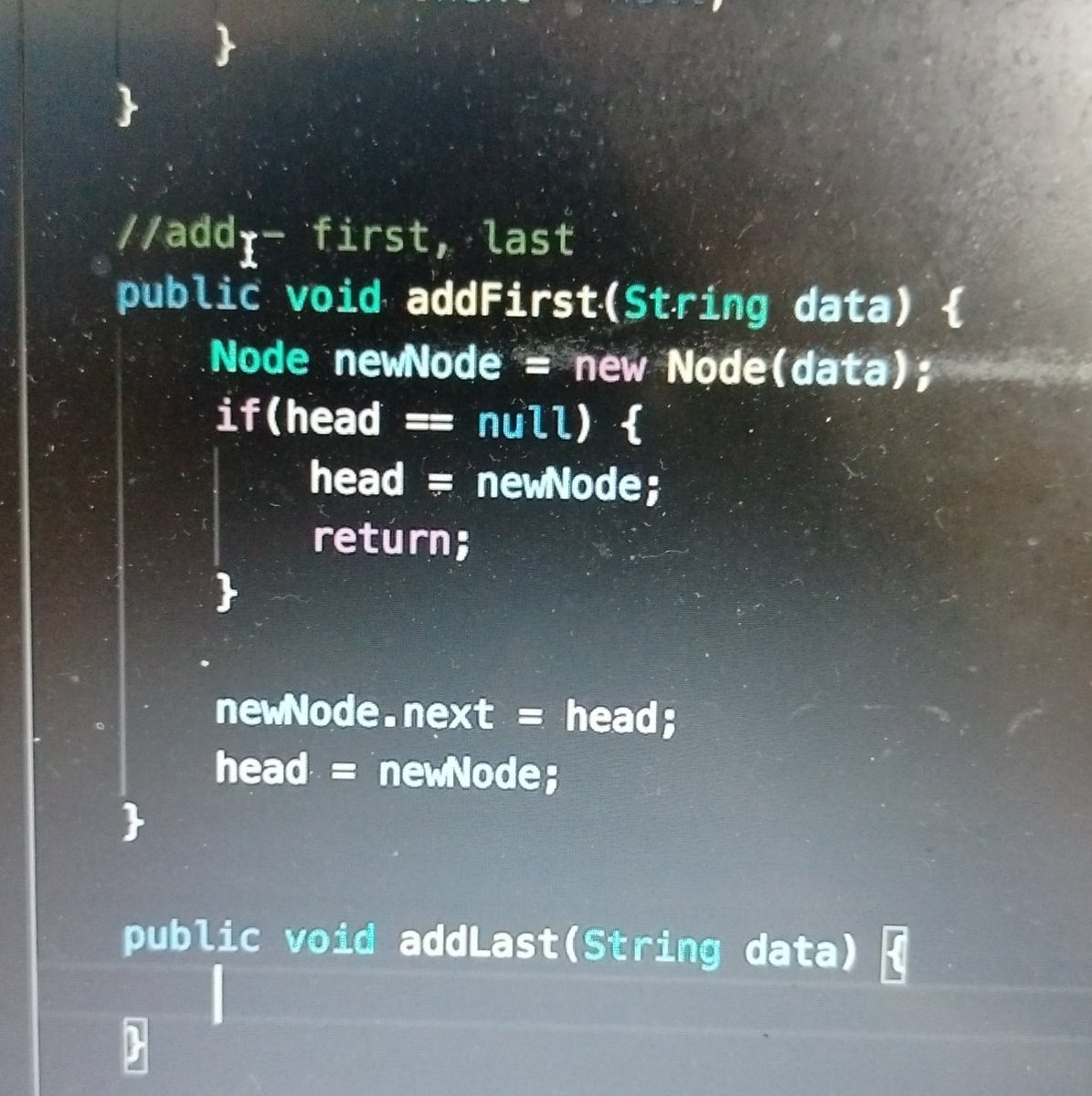 shery_shukla's tweet image. Day 13 of #30DaysOfCodingChallenge with Java 
-Working with Linked Lists 
-Inserting elements at the starting and ending of a Linked List. 
-Applications 
What is the difference between an array and a linked list ? 
 #DSA #CodingJourney #letsconnect #coderslife #developer