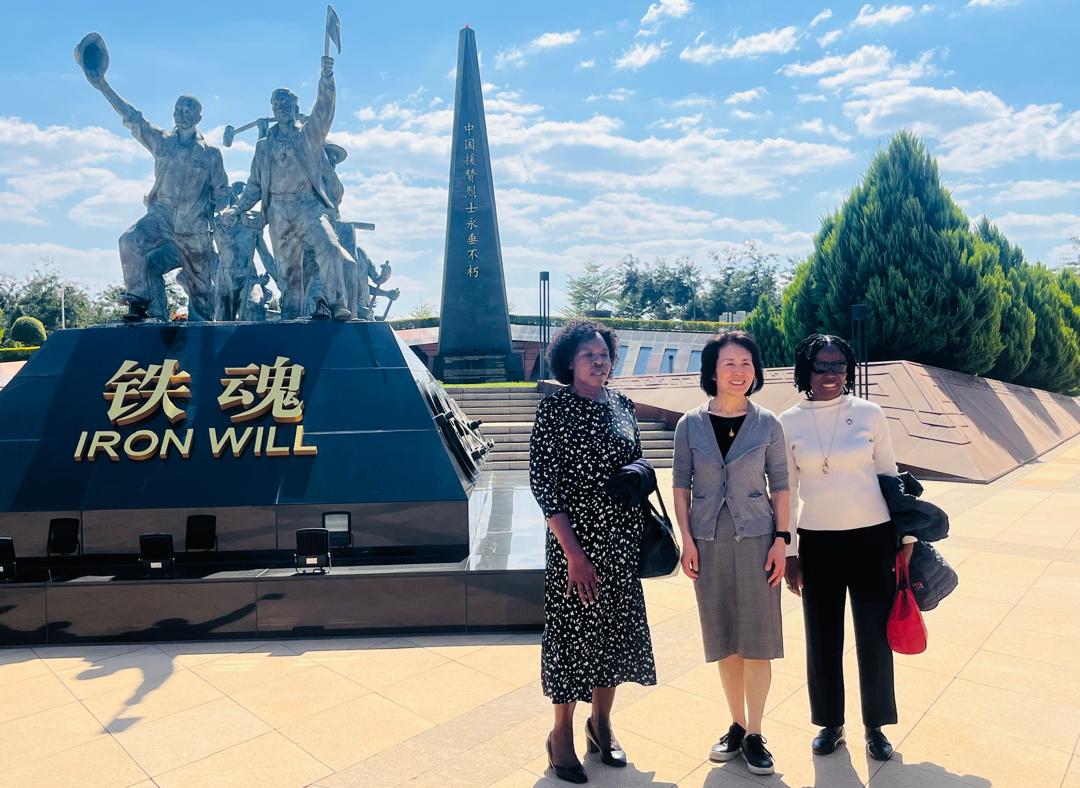 MutaliBeatrice's tweet image. With Wenyan Yang (RC Designate for Botswana) & Cissy Kabasuuga (WFP CD) visited TAZARA Memorial Park in Chongwe... honors workers who lost lives during project. It stands as a symbol of traditional China-Africa friendship, development, cooperation & path to peace and prosperity.