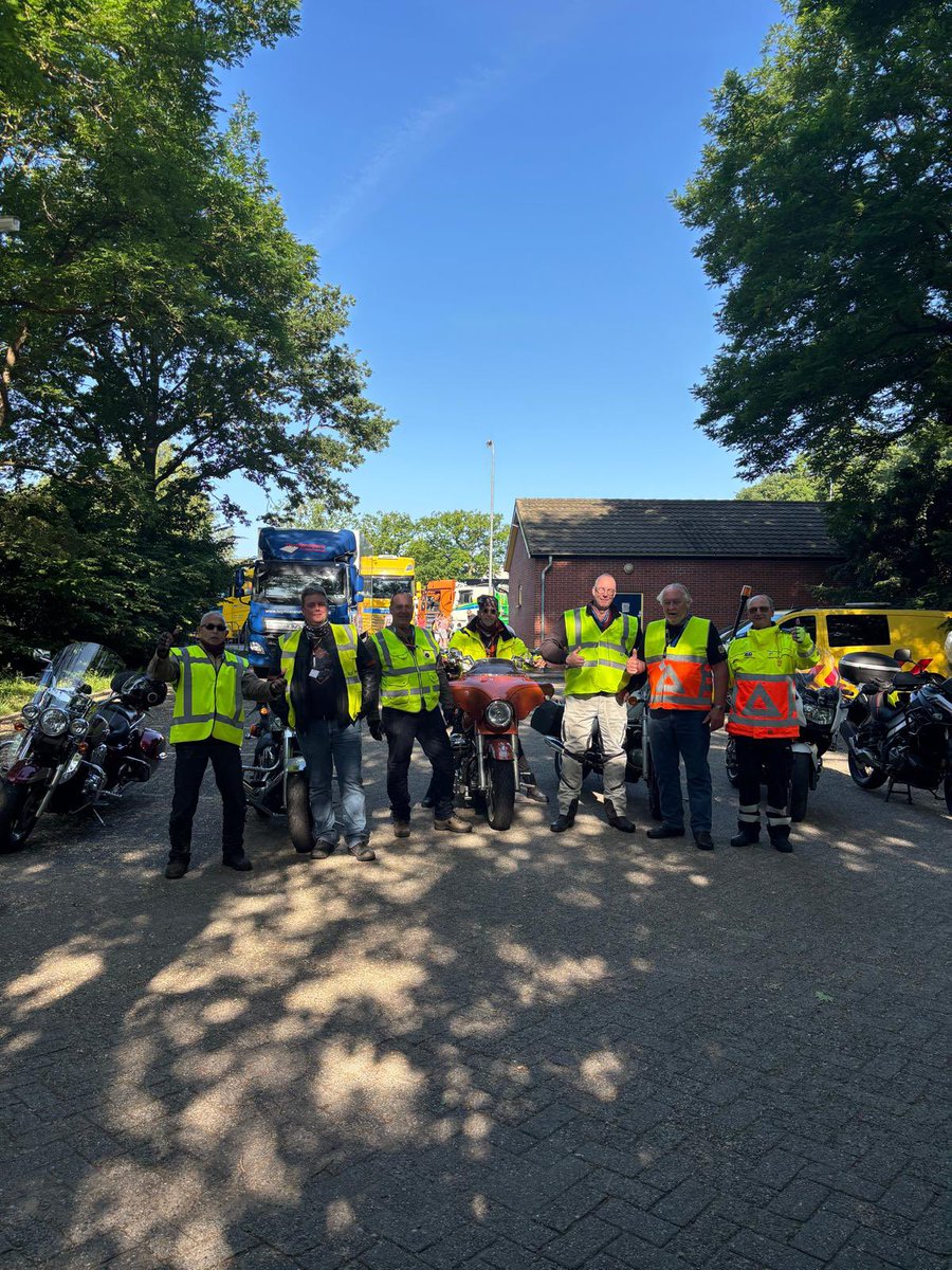 blauwboksem's tweet photo. Vandaag een #liefdadigheids rit gedaan. 80 #vrachtwagens met gehandicapten als bijrijder van #siddeburen naar #appelscha @DuinenZathe 
Wij motorrijders blokten het verkeer voor een snelle en veilige doorstroming 😎
#charity 
#harleydavidson 
#fatboy https://t.co/ensBtPmTJ3