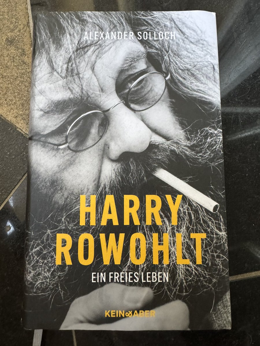W_Schmidt_'s tweet image. Lesetipp: Alexander Solloch aus der Kulturredaktion des @ndr hat eine tolle Biografie des großartigen Harry Rowohlt geschrieben. Sie weckt viele Erinnerungen an diesen besonderen Menschen. Er fehlt. Und ist nun wieder etwas lebendig durch das Buch. Danke!