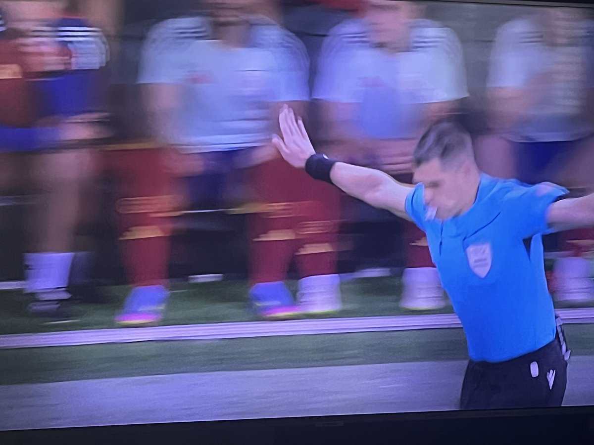 pablocapaldi's tweet image. terrible decision, player moved his arm towards the ball (which was on target) 🎯 
#EspEng