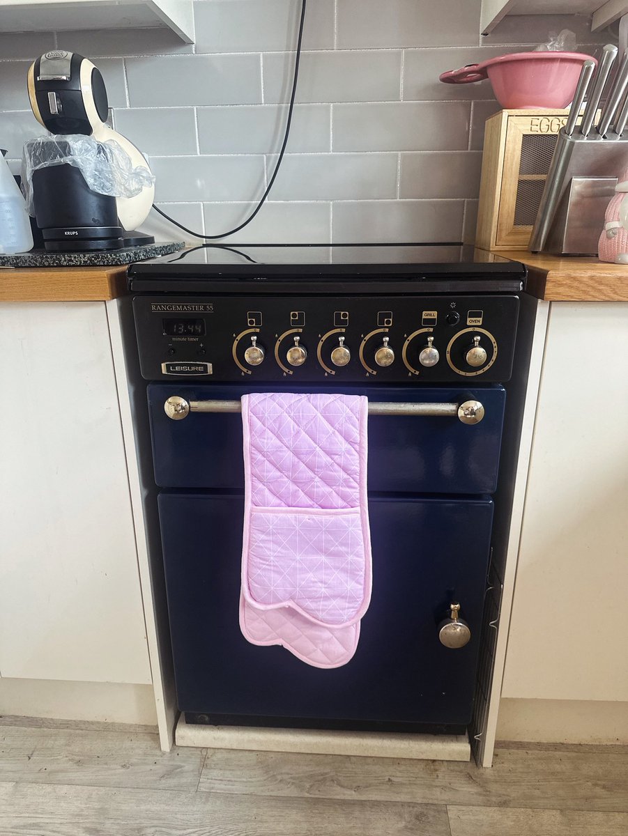 Today’s reason to smile…….first meal cooked, and used the pink oven gloves are at the ready #Cooker #RangeMaster #FullEnglish #Yummy #PinkPalace xxx
