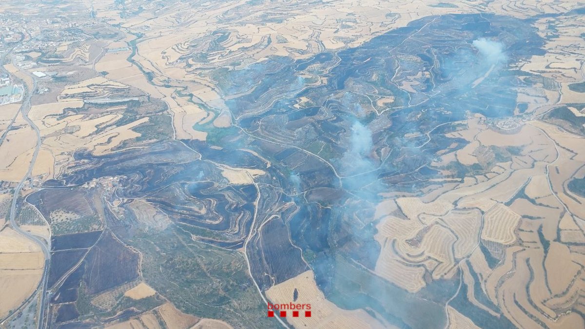 #bomberscat treballem amb la previsió de poder estabilitzar, aquesta nit, #IFGranyenadeSegarra. L'objectiu és aturar l'incendi a l'autovia A-2.
S'ha aixecat el confinament a Cervera però es manté a Granyanella, la Curullada i Fonolleres.
Més informació 📎 
govern.cat/salapremsa/not…