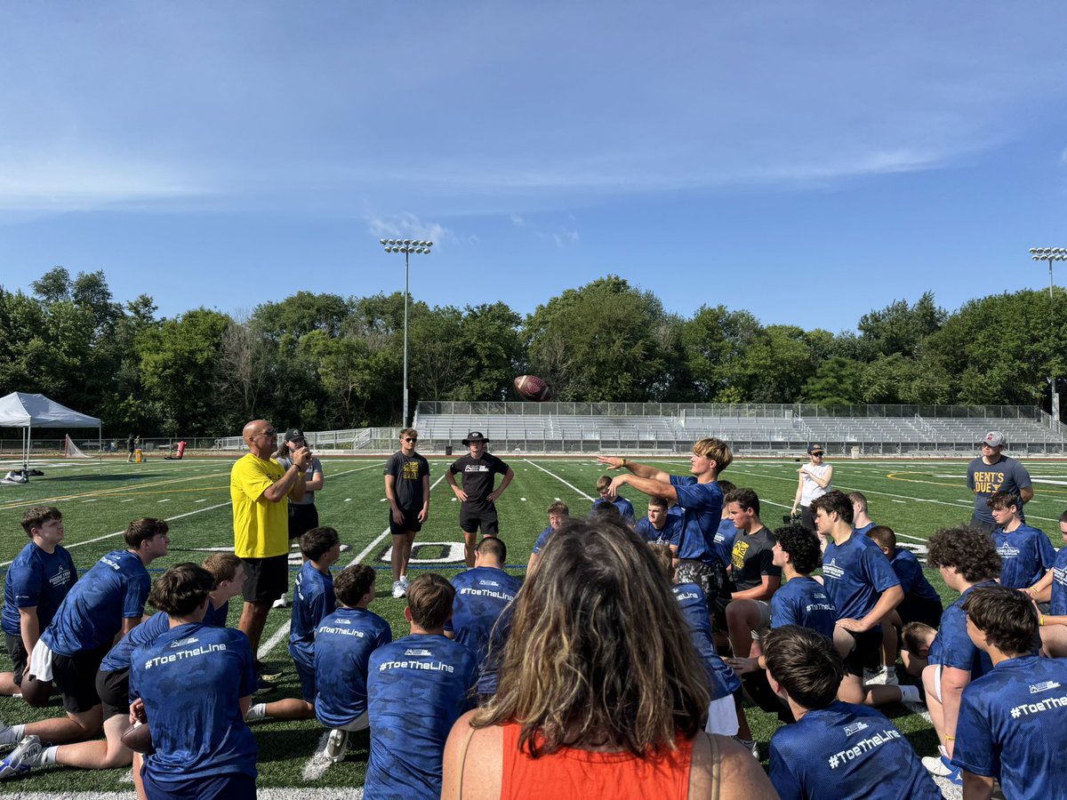 Clayton_Macy_36's tweet image. Great first day in Chicago @TheChrisRubio Rising Stars Showcase! Had an opportunity to get some quality snaps on film and I look forward to competing tomorrow. @RSHS_Football @SummitGrapplers @swobo @JPRockMO