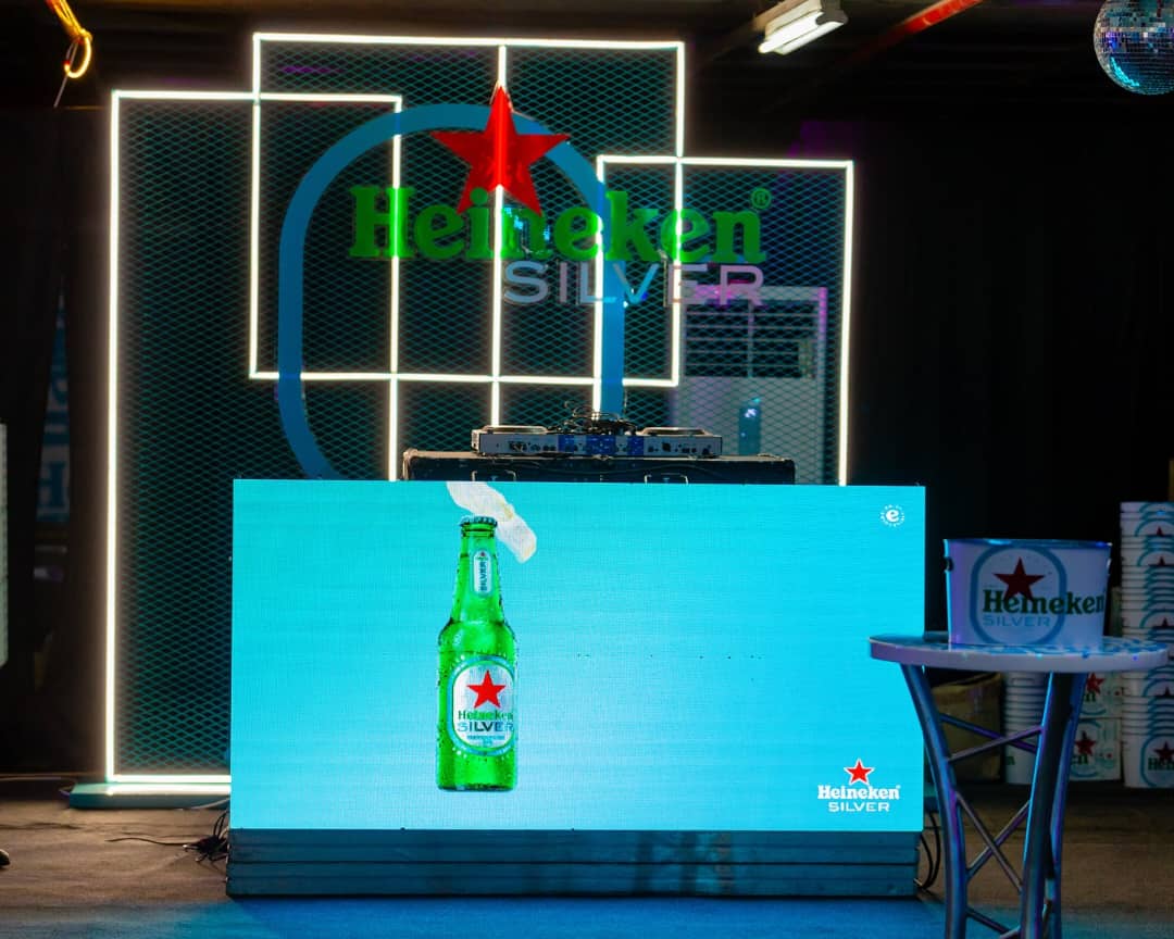 DullahTheking2's tweet photo. Unaambiwa Tiketi ni "Silver" Mkuu na kanuni ni Swag plus "Heineken Silver" ishu ni jee!! UMEALIKWA???
Kama bado endelea kuwa active Mtandaoni sasa ππΎ
Leo ni Leo π₯
#SurprisinglySmooth #SmoothExperience https://t.co/IS8lwuTyT3