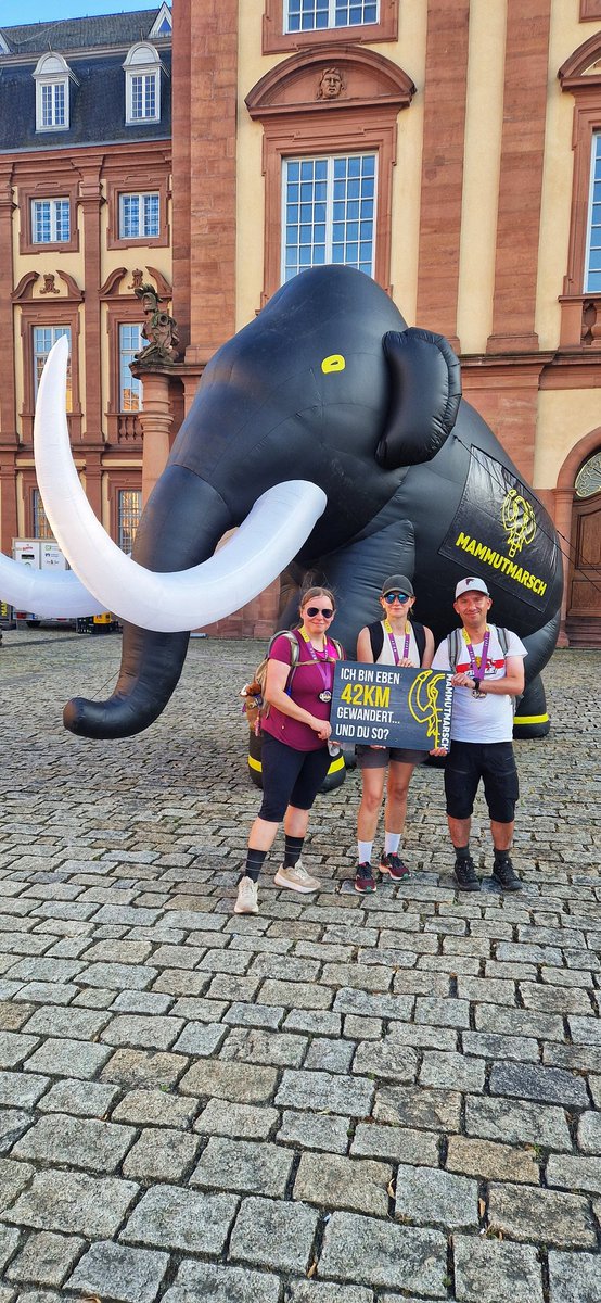 Mutige Mammuts marschieren bei Mittagshitze durch Mannheim.

Mit <a href="/dotzer1893/">dotzer</a> und <a href="/Kar0ne/">Kurpfälzerle Karone 🌈🕊️🏆</a> 🦣🥵