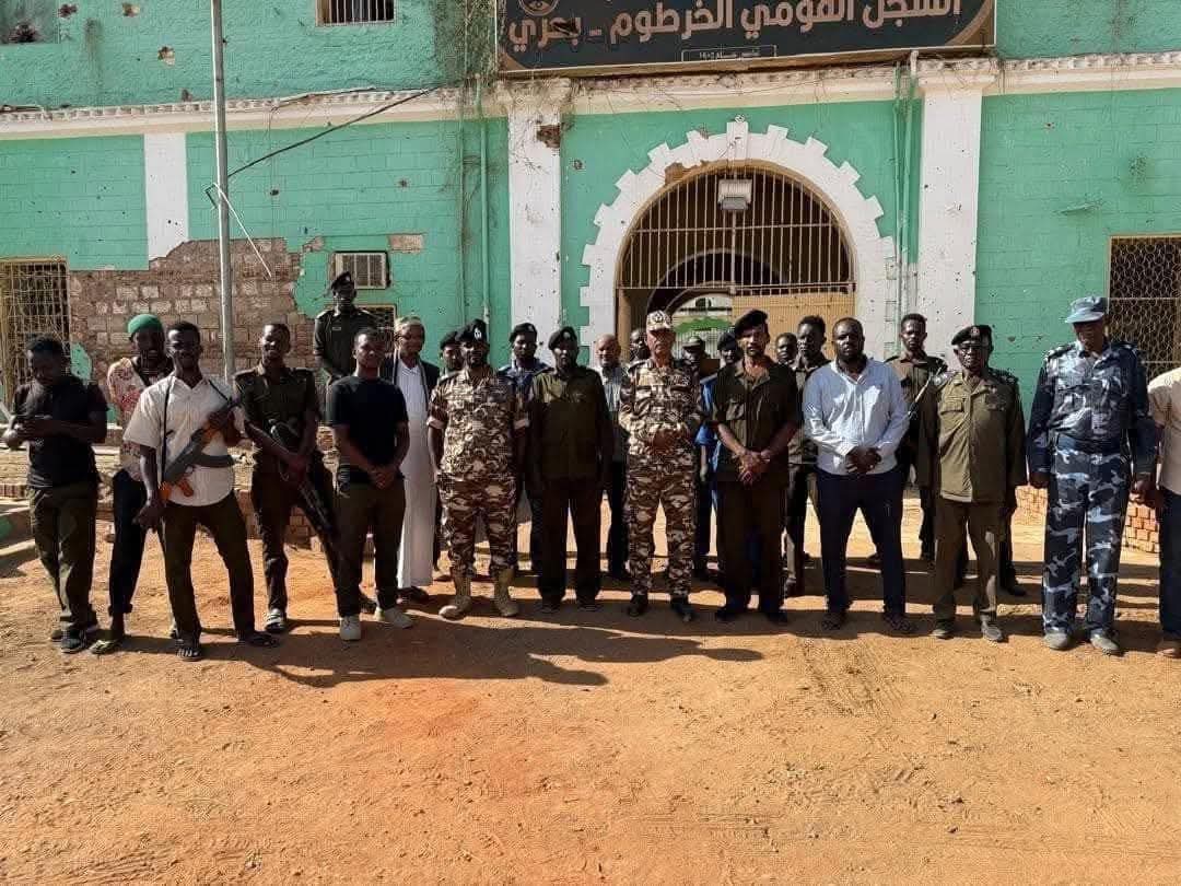 ⭕ مدير السجون اللواء الطيب احمد عمر  يناشد المساجين الهاربين بالعودة الطوعية الى سجونهم بعد صيانة السجون 

- واحدة من ادوات قيام الحرب هي هروب عناصر المؤتمر الوطني،،، 
-انتظرهم قدام باب السجن،،،،  اسي بجوك راجعين من تركيا،،،