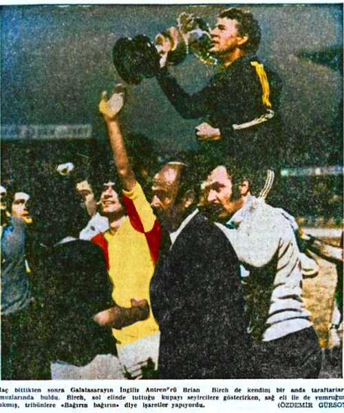 1972 Galatasaray | Brian Birch şampiyonluk kupasını kaldırıyor.