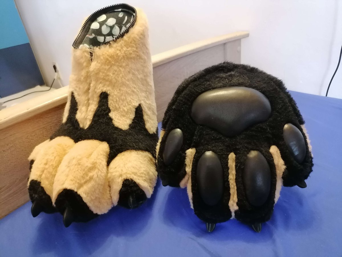 The goof is finished! <a href="/KilobyteFox/">Memory Leak</a> officially has a Full Fursuit now. Can't wait for him to wear it ^^

ps. The Cake was his idea👀
#fursuit #Rexouium