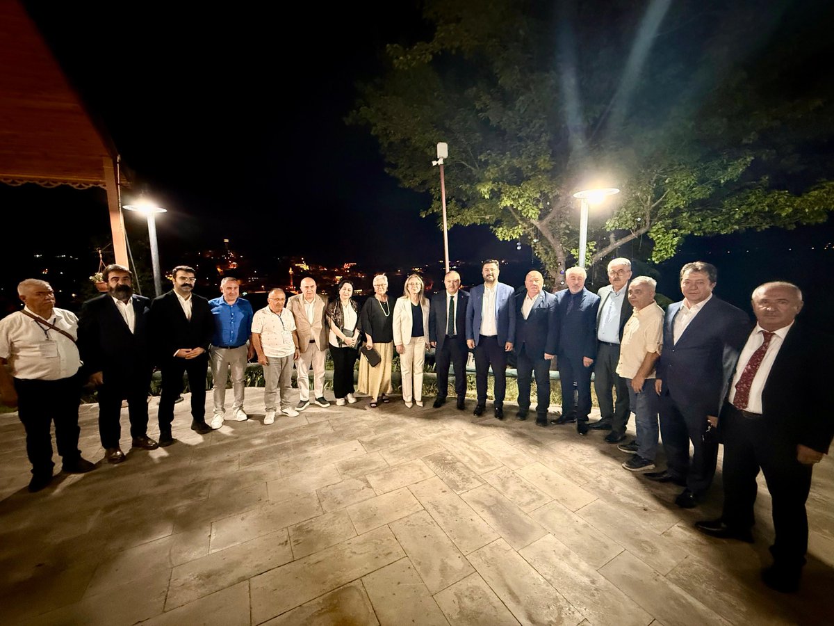 📍Nevşehir

Valimiz Sayın <a href="/ValiFidan/">Ali Fidan</a>, Nevşehir Milletvekilimiz <a href="/PrfDrFilizKilic/">Prof. Dr. Filiz KILIÇ</a>, TGK Genel Başkanı <a href="/NuriKolayli/">Nuri Kolaylı</a> ve MHP İl Başkanı <a href="/adnandogu/">Adnan Doğu</a> ile birlikte; 81 ilin gazeteciler cemiyet başkanları, konuk gazeteciler ve basın mensuplarının katılımıyla düzenlenen Türkiye Gazeteciler