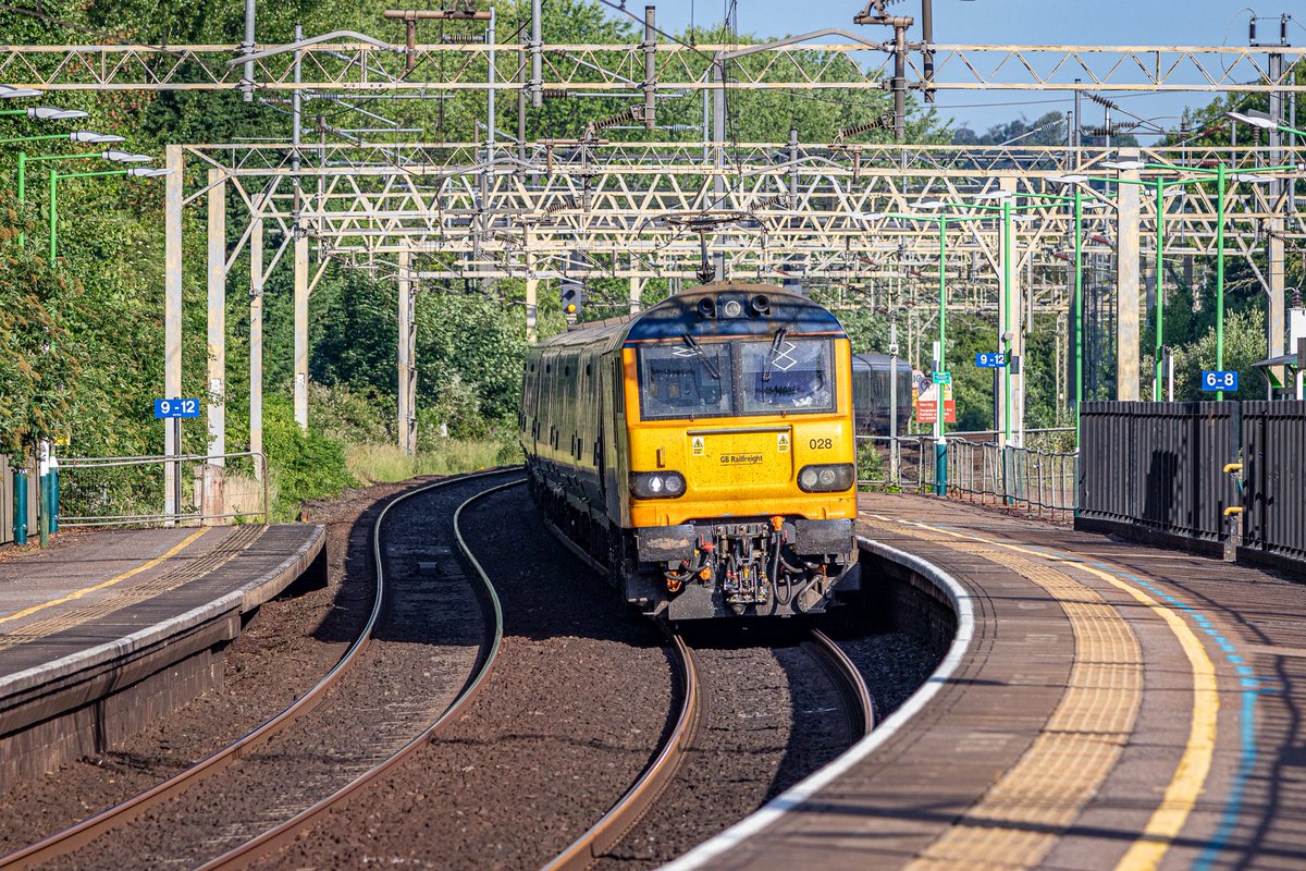 Having done the Lowlander last month, I’m planning a trip on the Highlander next year. 
92028 bears journey’s end with 1M16, Inverness to London Euston, seen here at Berkhamsted 
21-June-25
