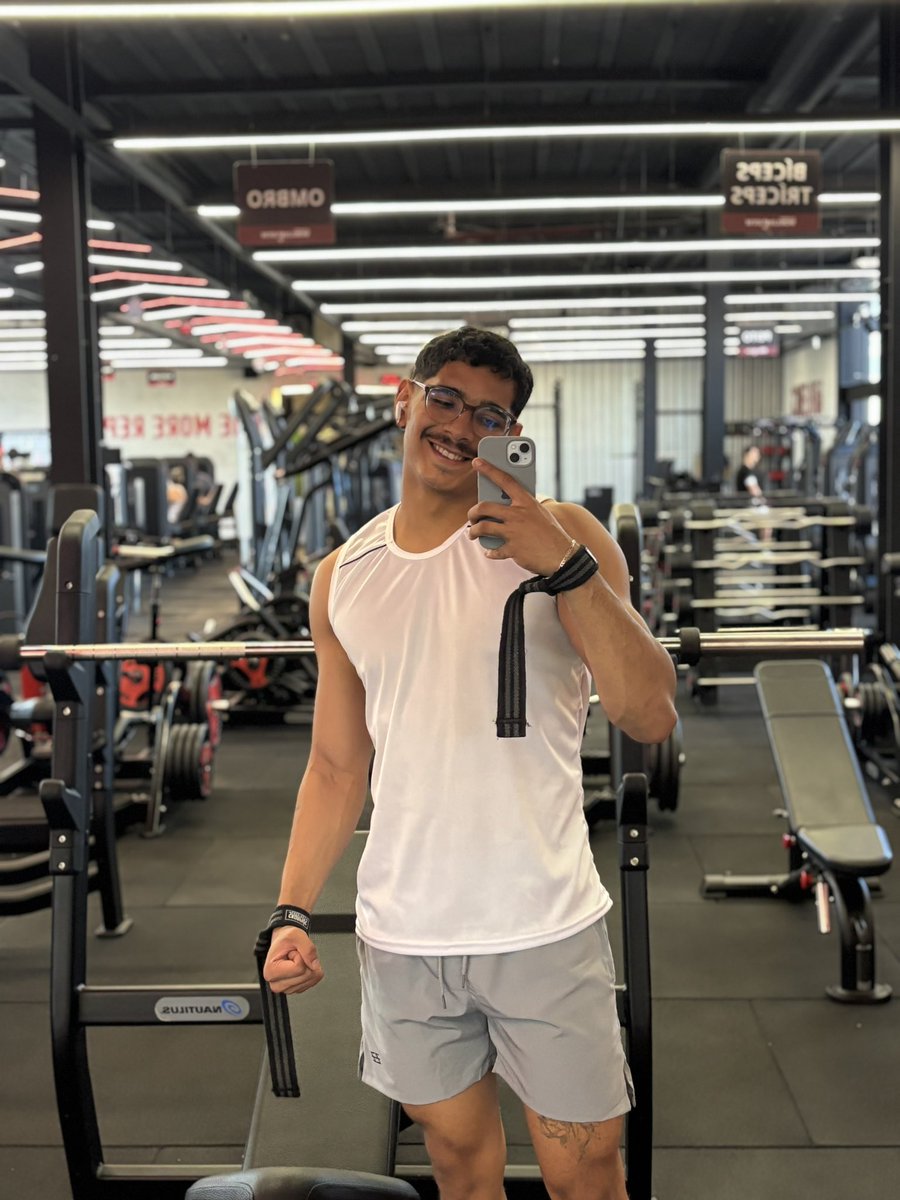 guxtasilva0's tweet photo. Queria ter foto pra postar no feed do Instagram, mas só consigo tirar foto no espelho. https://t.co/pxVndI7kIy