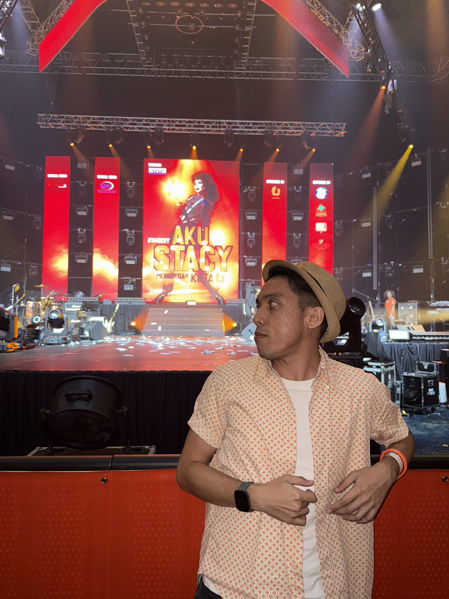 Konsert Aku Stacy basically is the best concert I ever attended. Untuk fan sejak 2008, aku rasa berbaloi travel dari samananjung ke Sabah for this masterpiece. Rugi kamurang terlepas ! Thank you <a href="/umobile/">U Mobile</a> merealisasikan impian kami