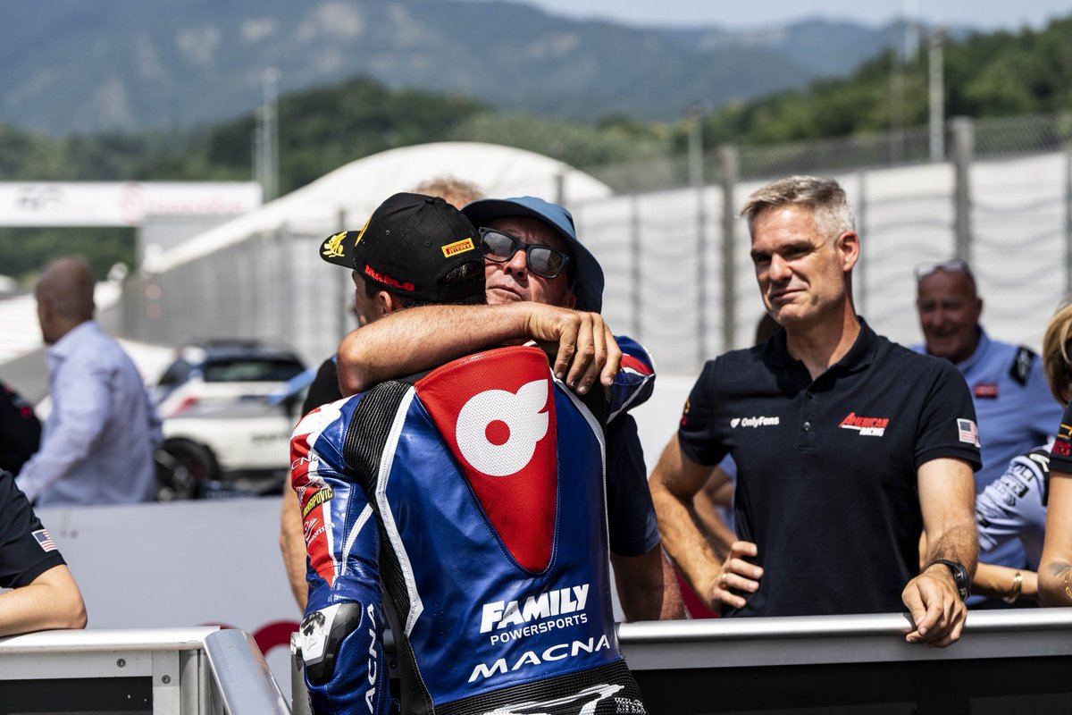 No sé quién de los dos está más feliz, vamos a luchar mañana 💪🏻🔥